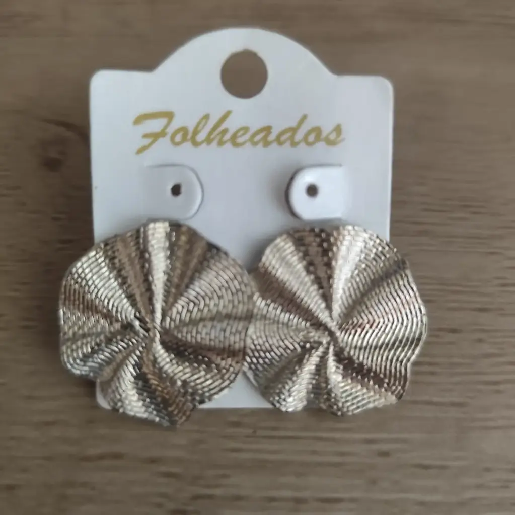 Brincos em formato cincular tremido folheado em ouro