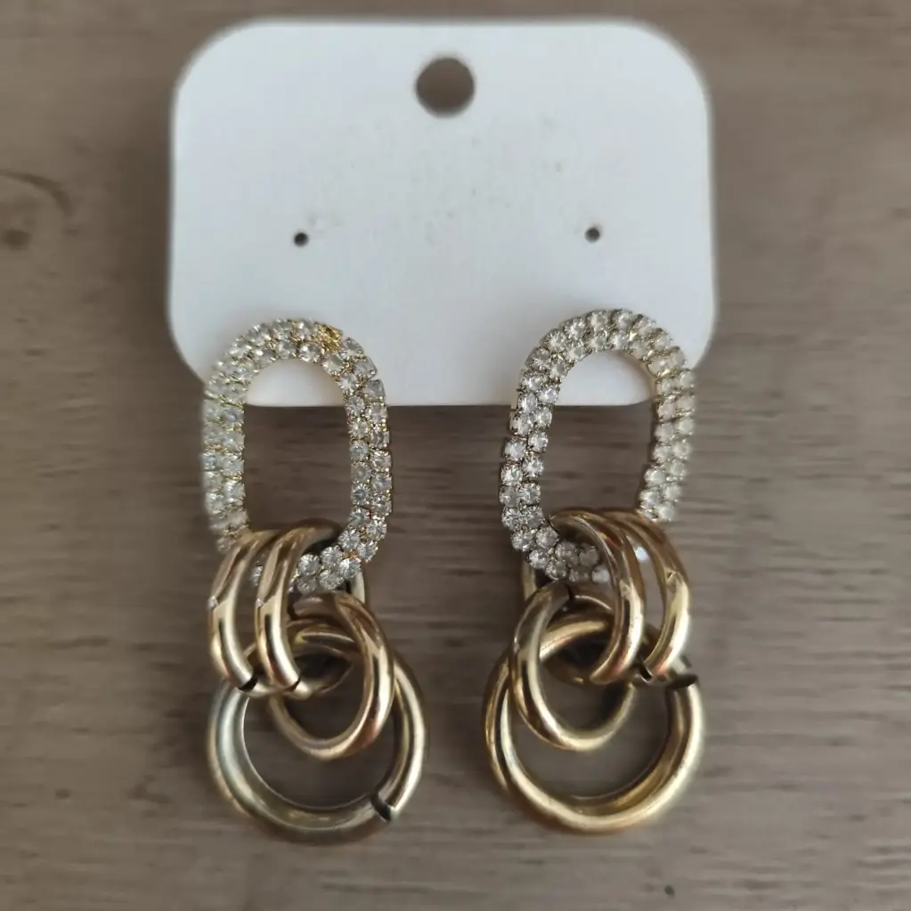 Brinco dourado em estilo cadeado