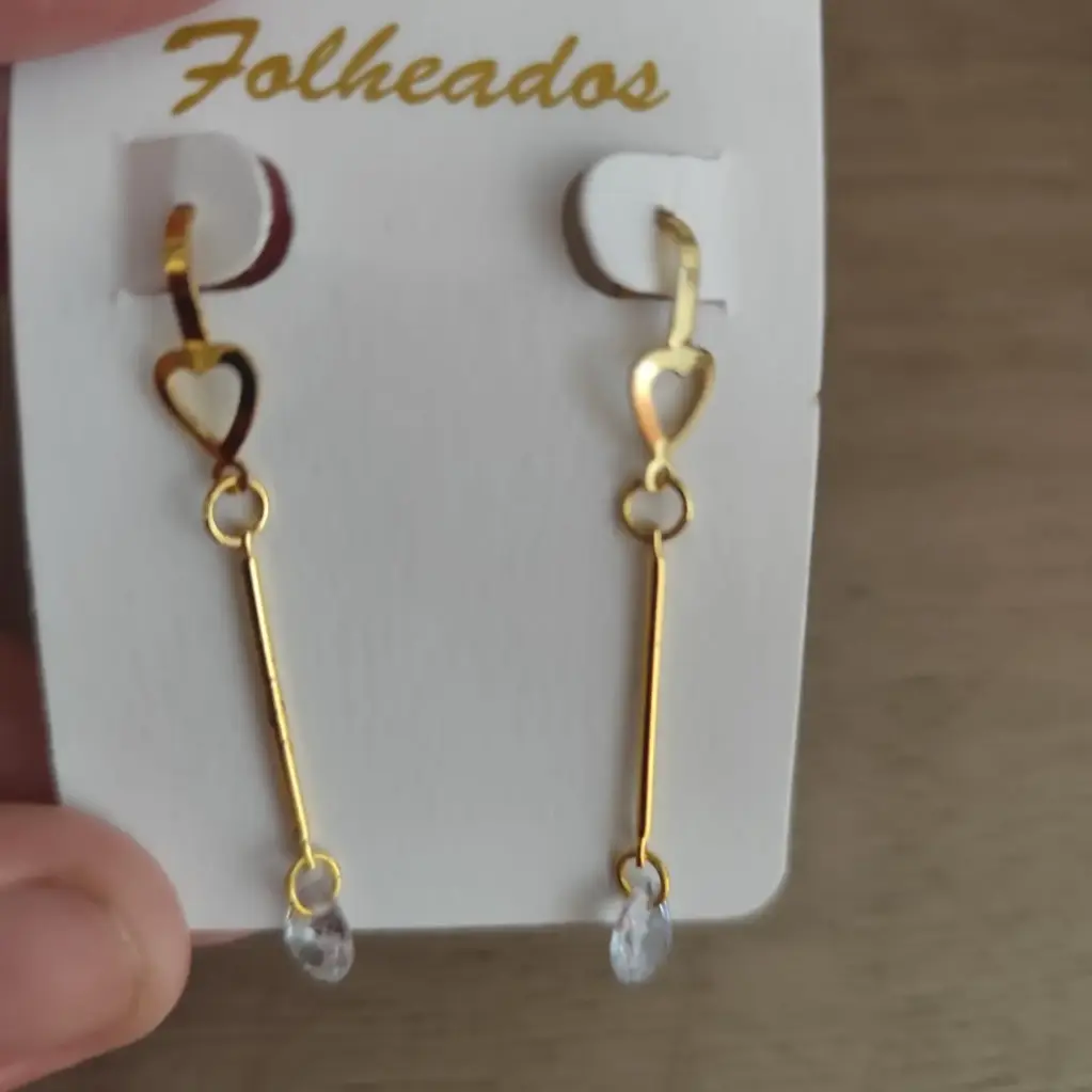 Brinco dourado com pedra de brilho na ponta folheado em ouro