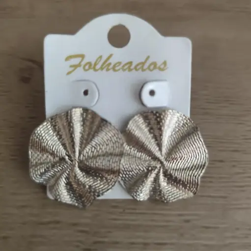 Brincos em formato cincular tremido folheado em ouro