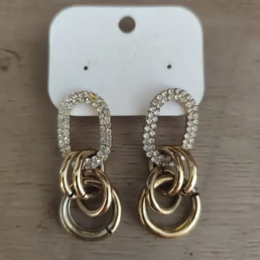 Brinco dourado em estilo cadeado